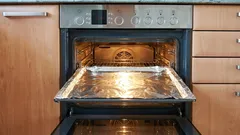 Zašto nikada ne biste smjeli stavljati aluminijsku foliju u električnu pećnicu.
