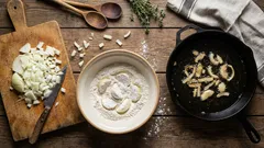 Zašto luk treba umočiti u brašno prije prženja: tajna iz zaboravljenih kuharica.