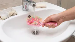 Koliko često biste trebali prati svoju četku za kosu? Nemojte dopustiti da postane uzgajalište bakterija i gljivica.