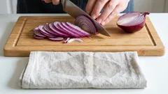 Trik s mokrim ručnikom koji će vam pomoći da nasjeckate luk bez suza