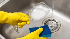 Kako možete lako očistiti mutne čaše i čaše za piće? Novine i jedna jeftina tekućina pomoći će.