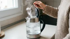 Umjesto octa i sode bikarbone, dodajem ovaj jeftini prah. Nakupljenine kamenca iz čajnika nestaju kao da su čarobne.